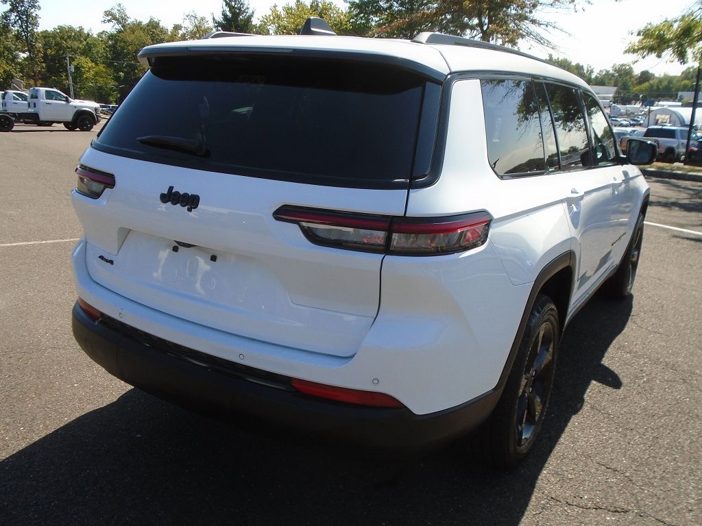 2023 Jeep Grand Cherokee Altitude photo 2