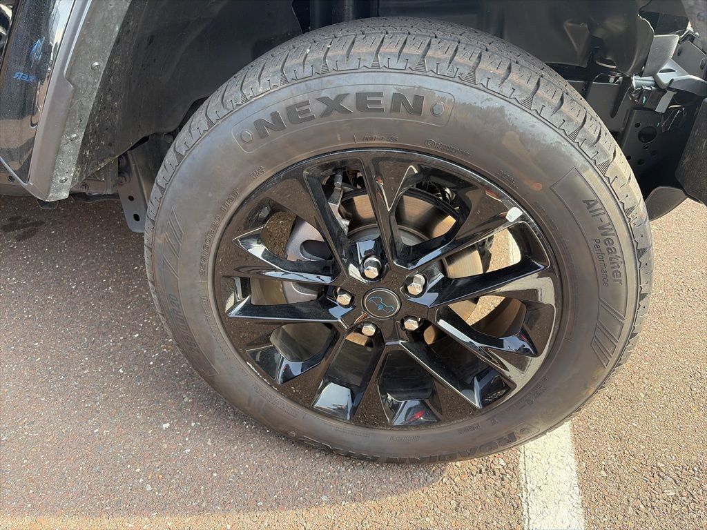 2025 Jeep Wrangler Sahara 4xe photo 4