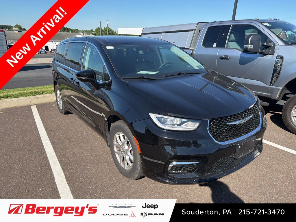 2024 Chrysler Pacifica Touring L's photo