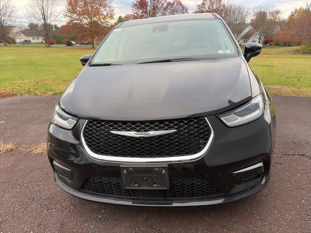 2024 Chrysler Pacifica Touring L photo 2