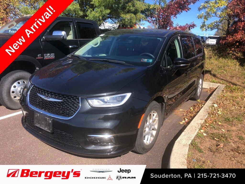 Used 2024 Chrysler Pacifica Touring L Minivan/Van