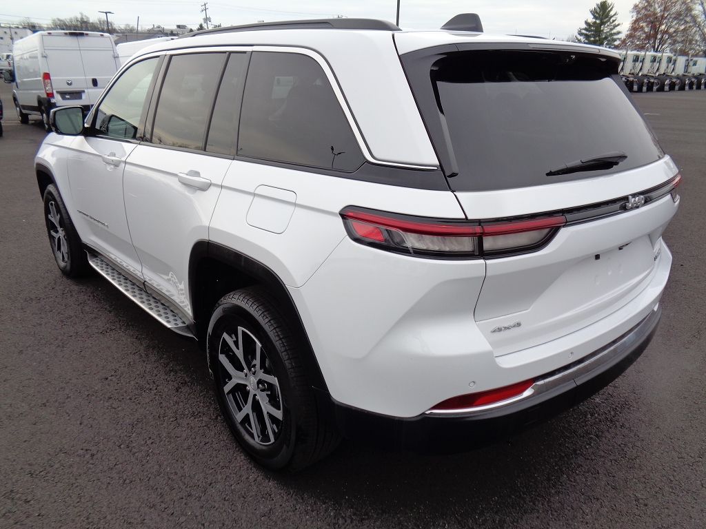 2024 Jeep Grand Cherokee Limited photo 3