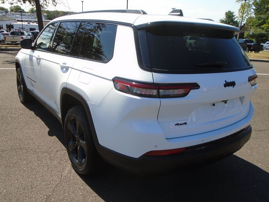 2023 Jeep Grand Cherokee Altitude photo 3