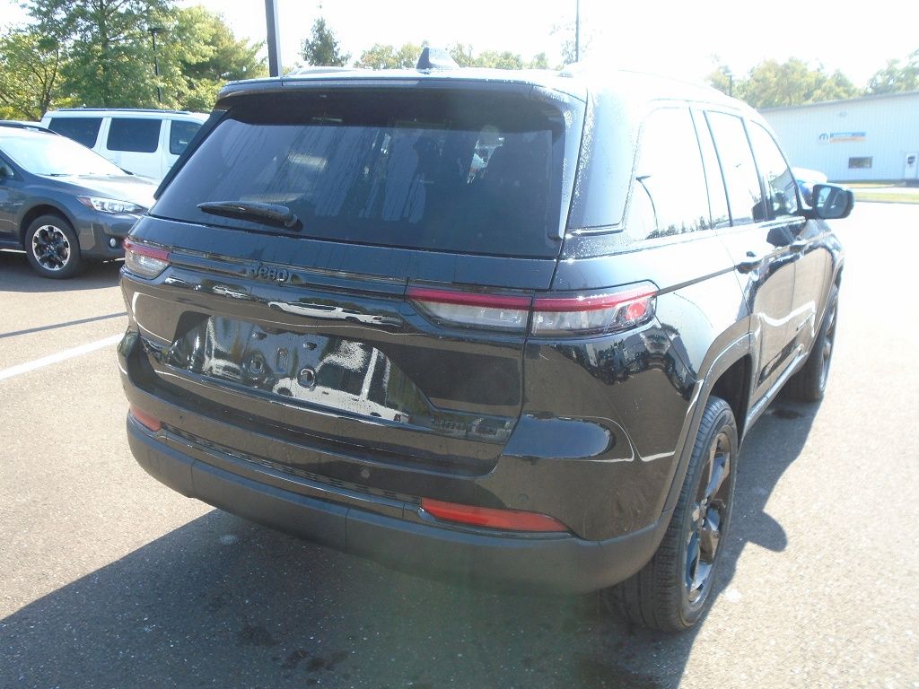 2025 Jeep Grand Cherokee Limited photo 2
