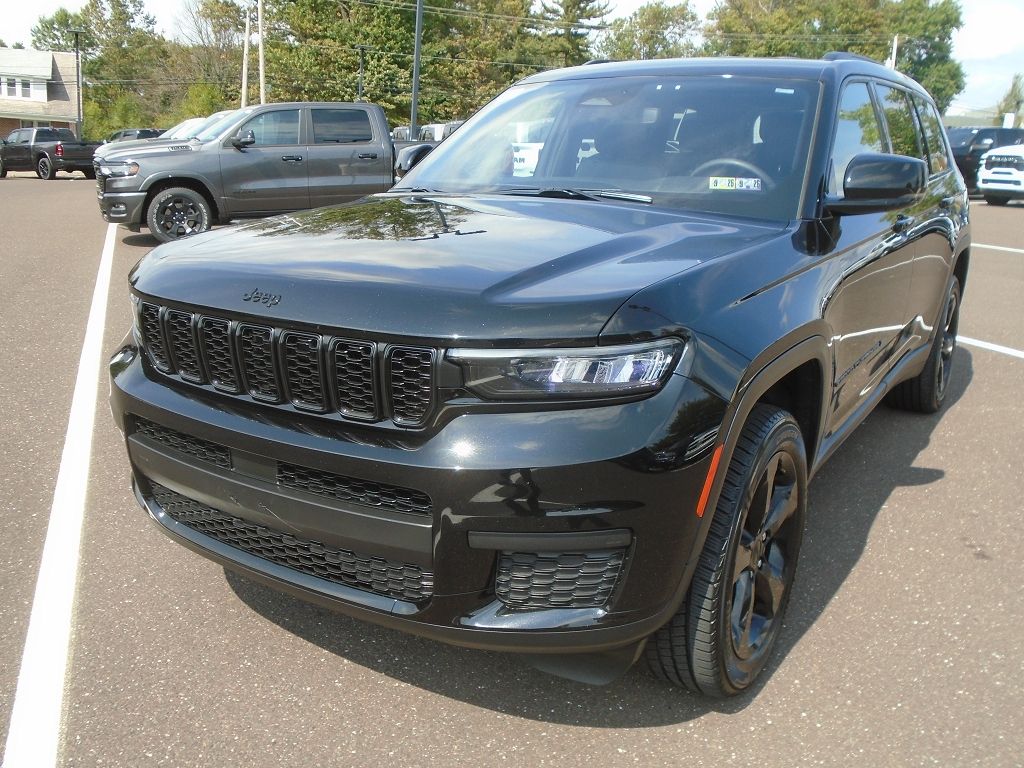 2023 Jeep Grand Cherokee Altitude photo 2
