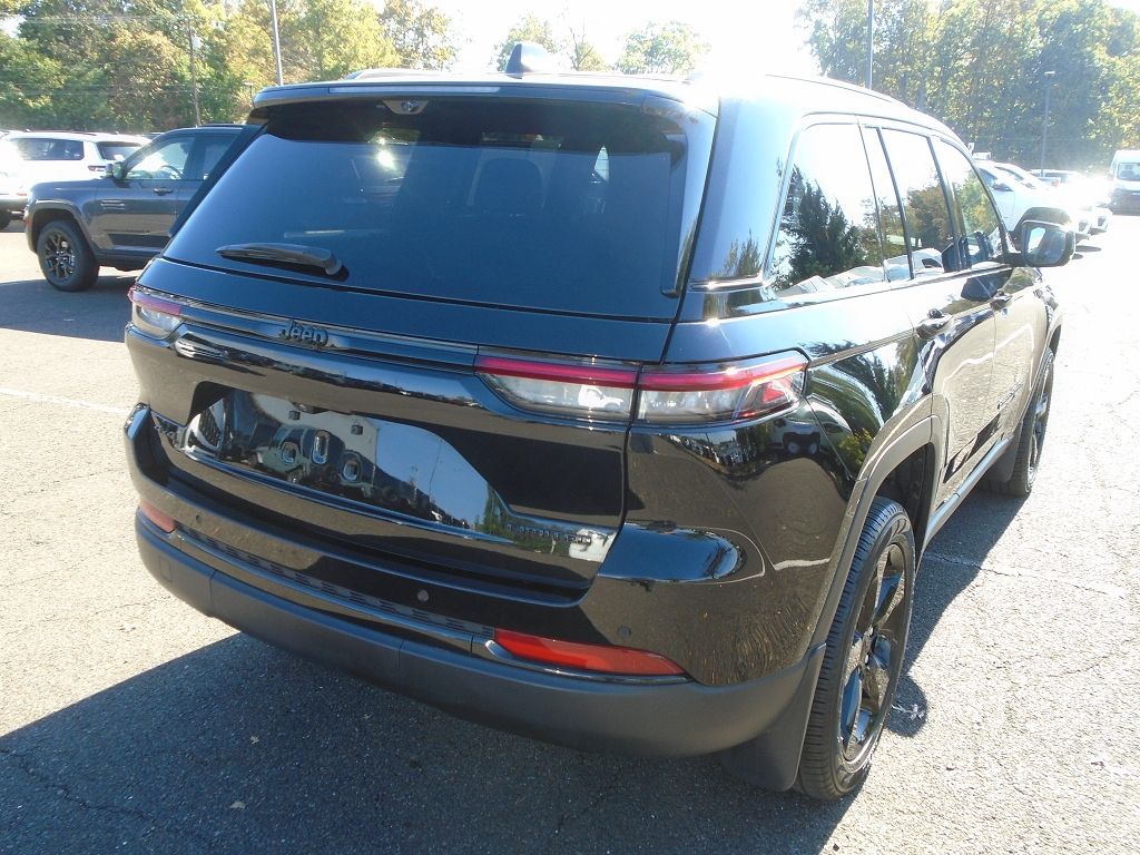 2024 Jeep Grand Cherokee Limited photo 2