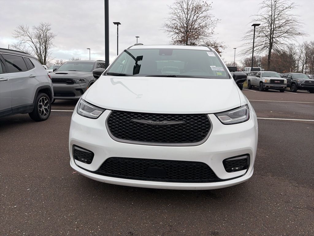 2024 Chrysler Pacifica Touring L photo 2