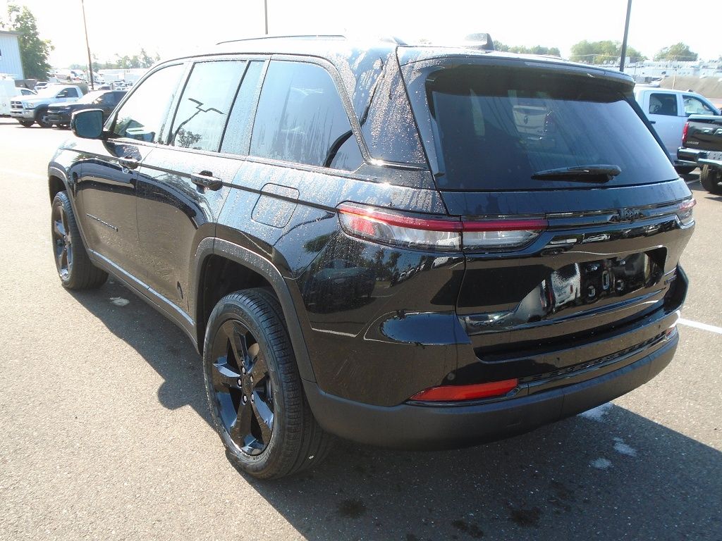 2025 Jeep Grand Cherokee Limited photo 3