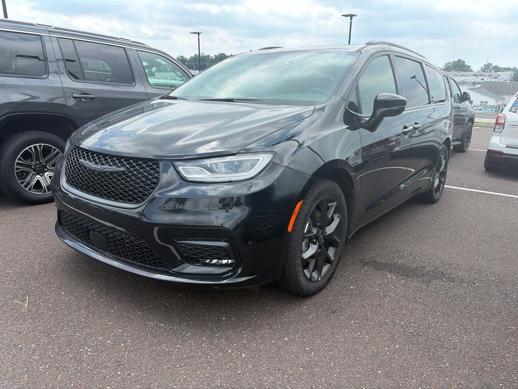 Used 2025 Chrysler Pacifica Limited Minivan/Van