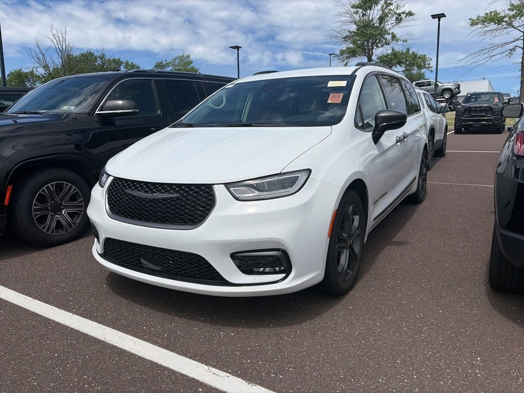 Used 2024 Chrysler Pacifica Touring L Minivan/Van