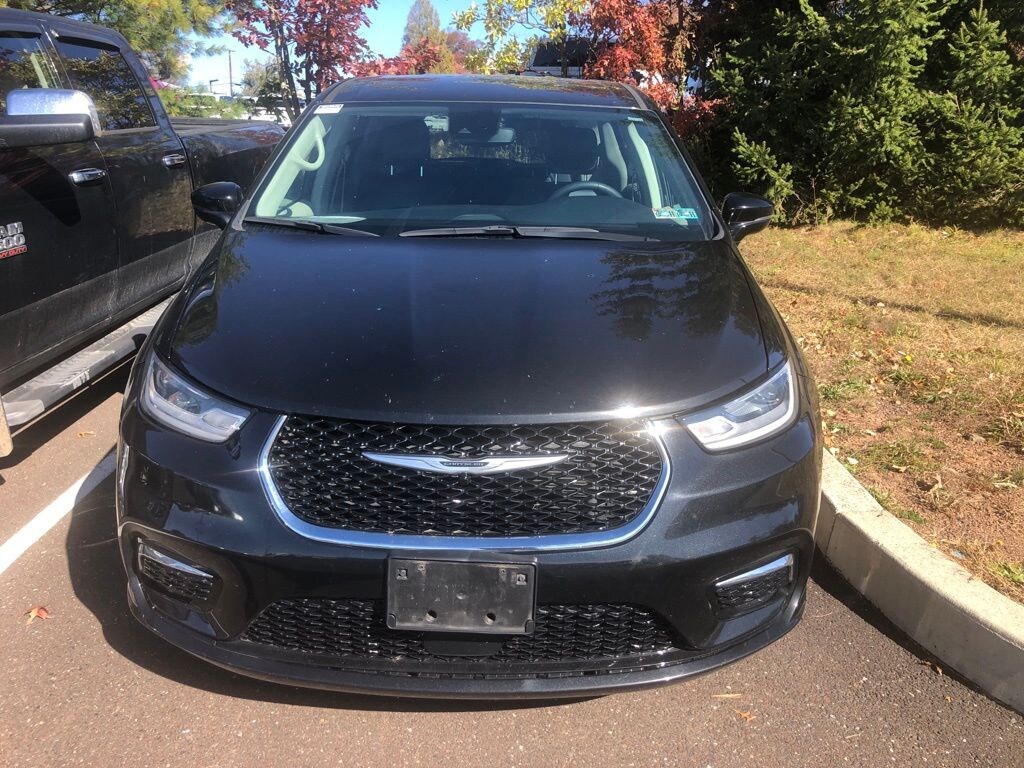 Used 2024 Chrysler Pacifica Touring L Minivan/Van