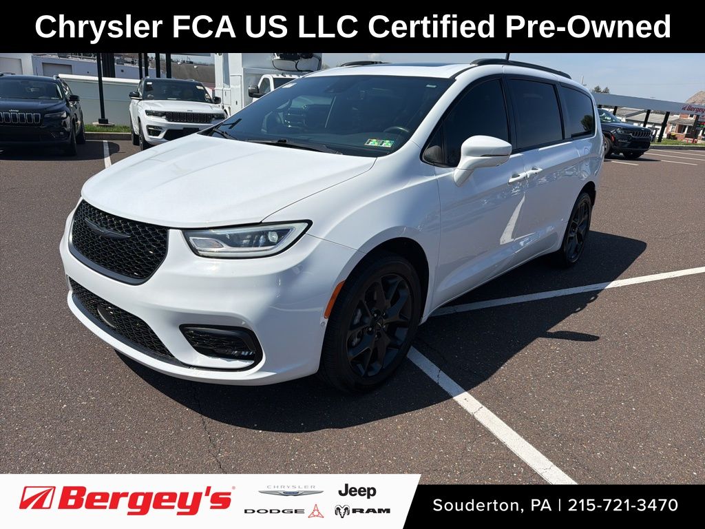 2021 Chrysler Pacifica Limited's photo
