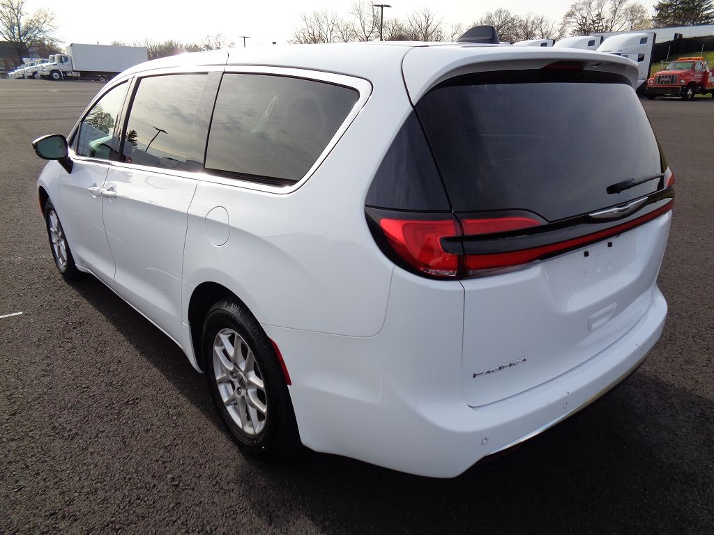 2024 Chrysler Pacifica Touring L photo 3