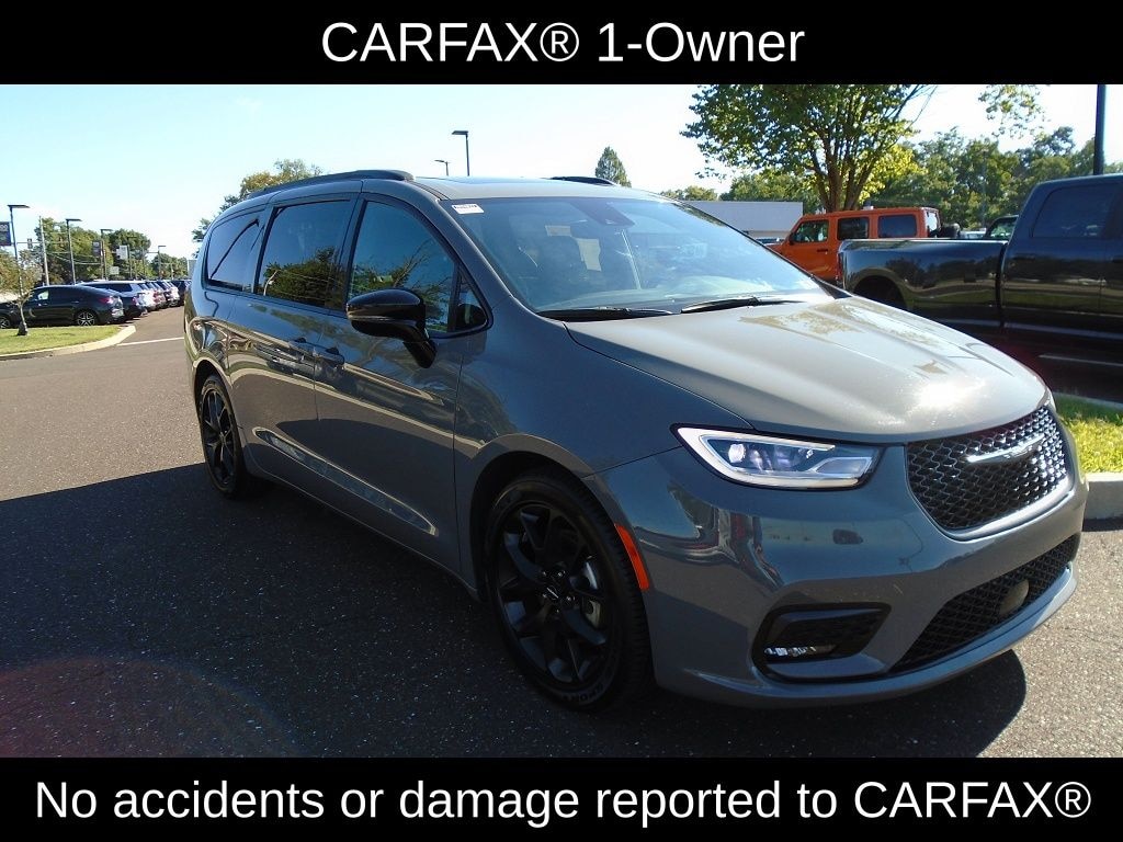 Certified 2025 Chrysler Pacifica Limited Minivan/Van