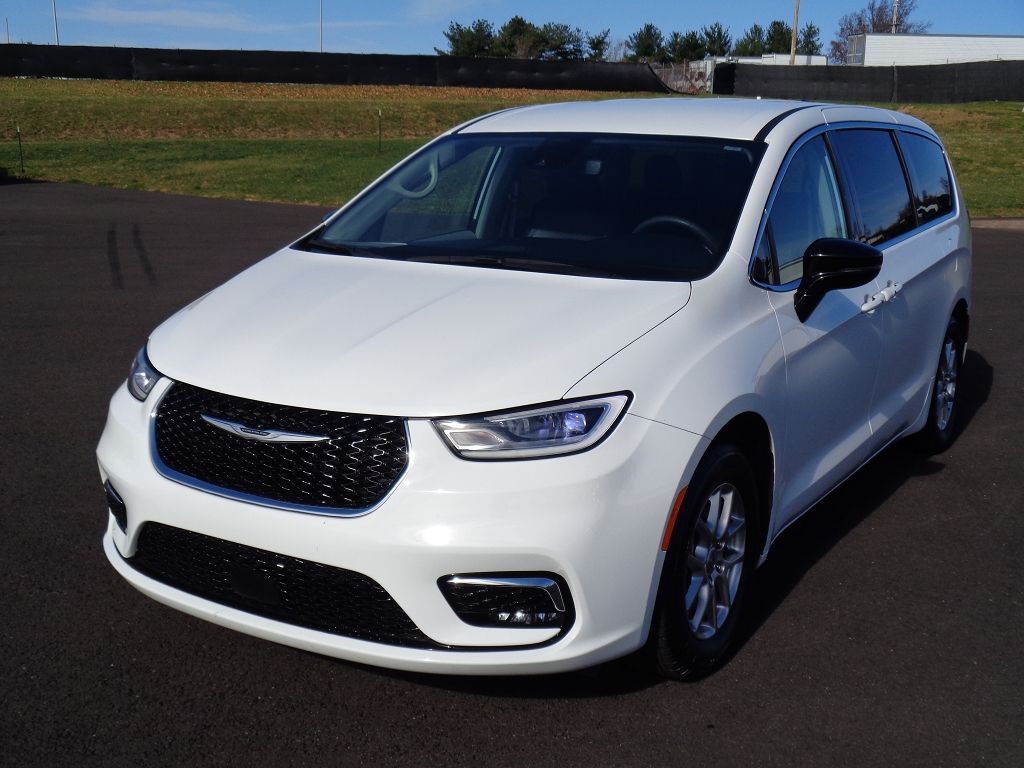 2024 Chrysler Pacifica Touring L photo 4