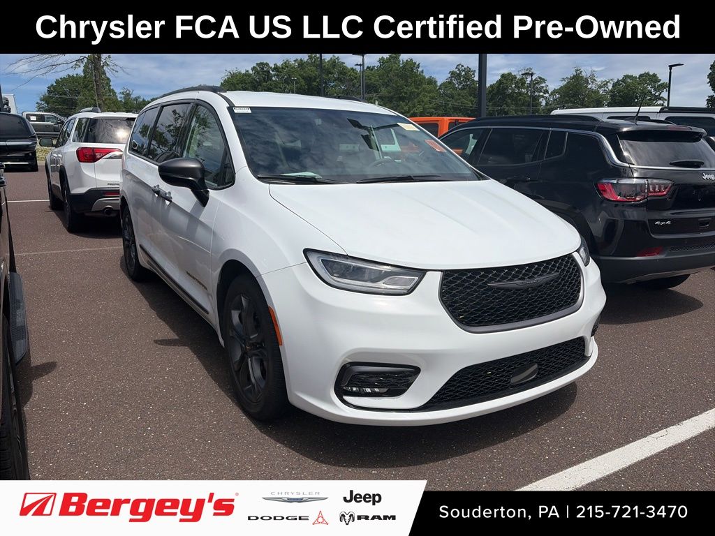 2024 Chrysler Pacifica Touring L's photo