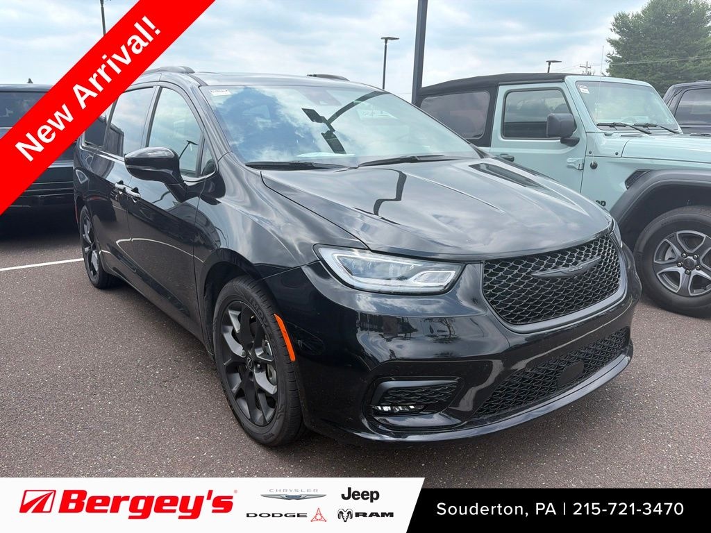 Used 2025 Chrysler Pacifica Limited Minivan/Van