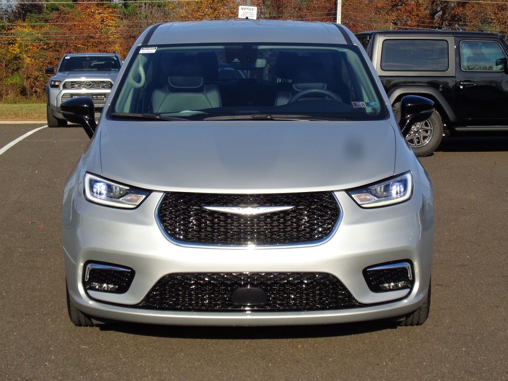 2024 Chrysler Pacifica Touring L photo 3