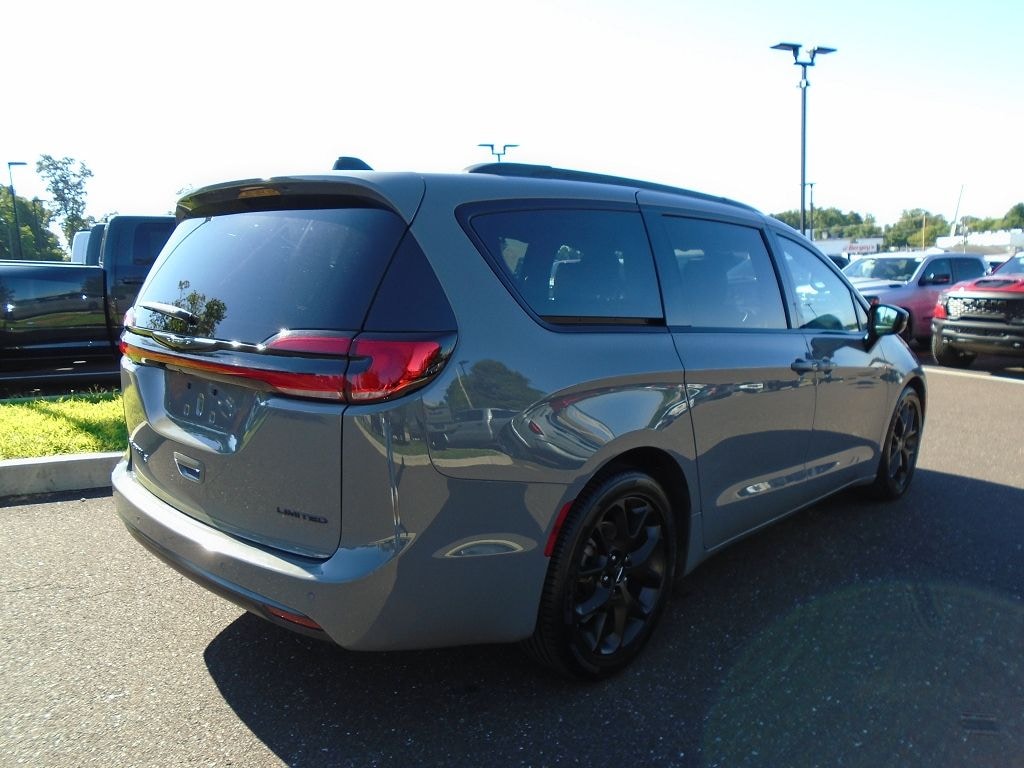 Certified 2025 Chrysler Pacifica Limited Minivan/Van