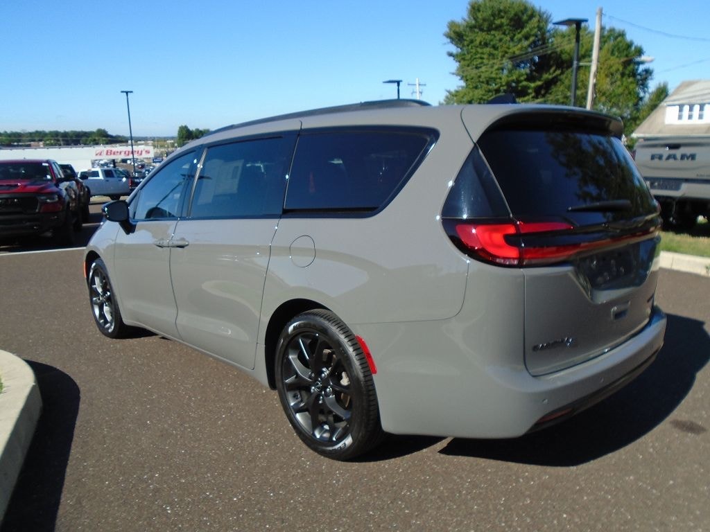Certified 2025 Chrysler Pacifica Limited Minivan/Van
