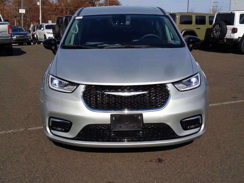 2024 Chrysler Pacifica Touring L photo 2