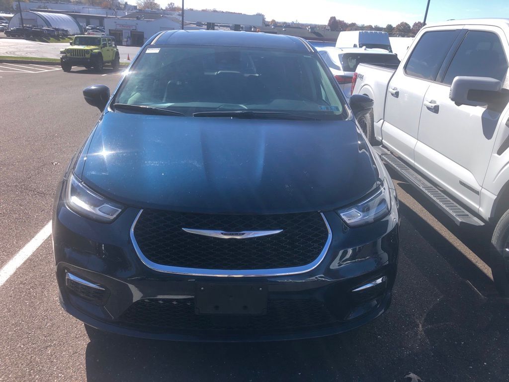 2024 Chrysler Pacifica Touring L photo 3