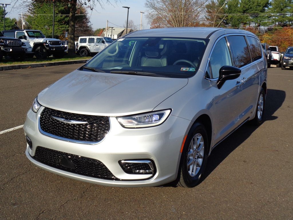 2024 Chrysler Pacifica Touring L photo 2