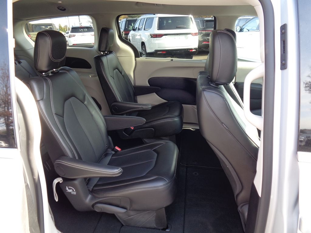 2024 Chrysler Pacifica Touring L photo 4