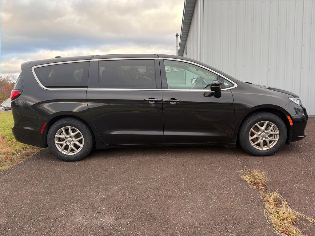2024 Chrysler Pacifica Touring L photo 4