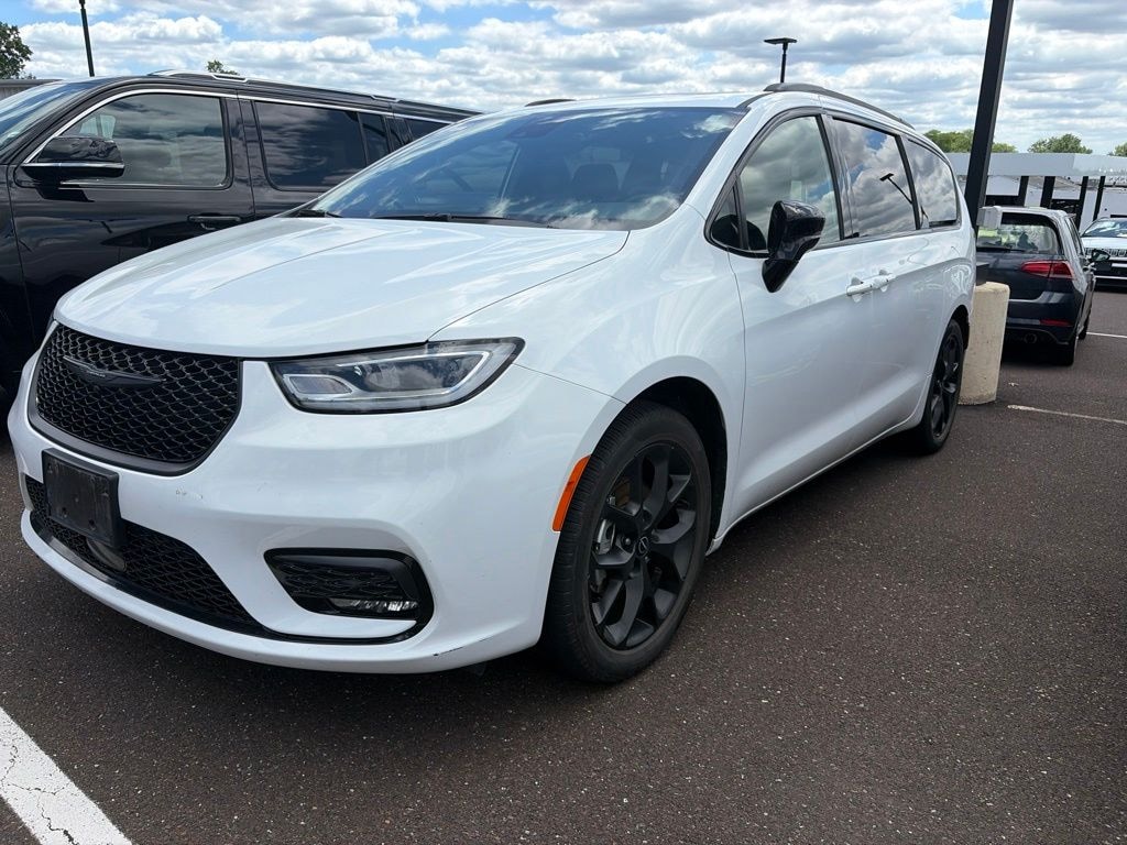 Used 2025 Chrysler Pacifica Limited Minivan/Van