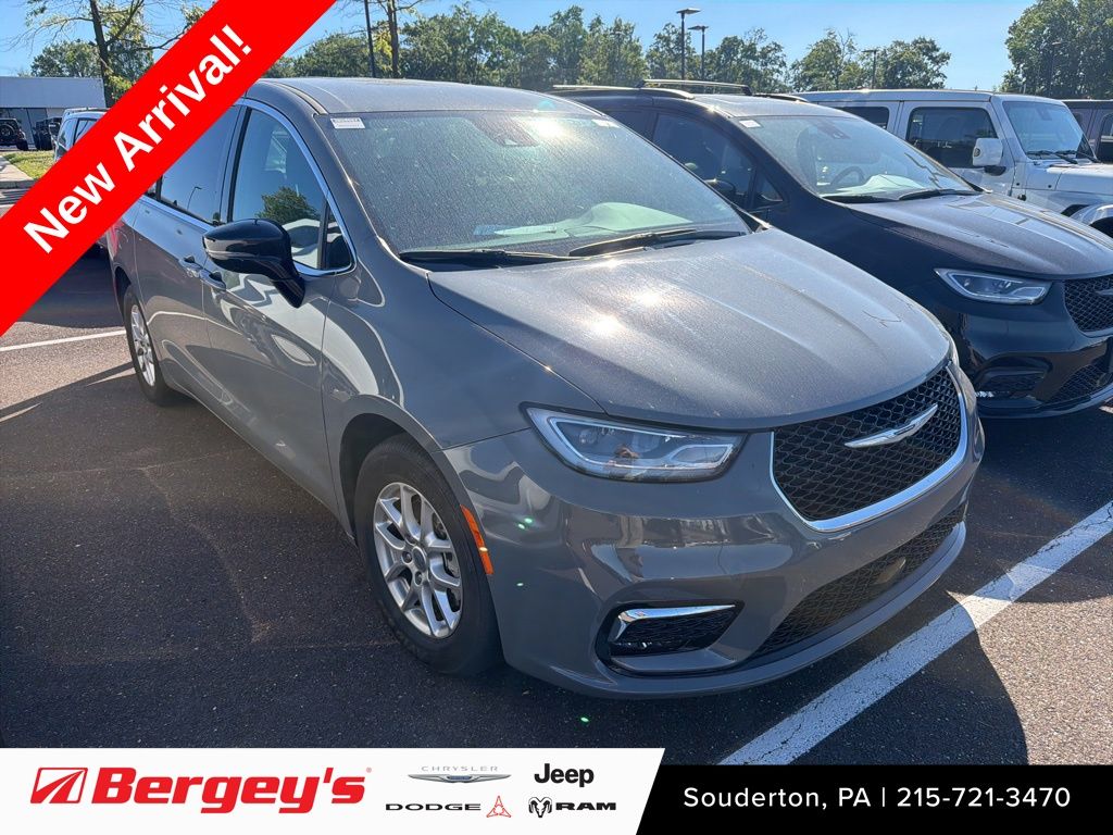 2025 Chrysler Pacifica Select's photo