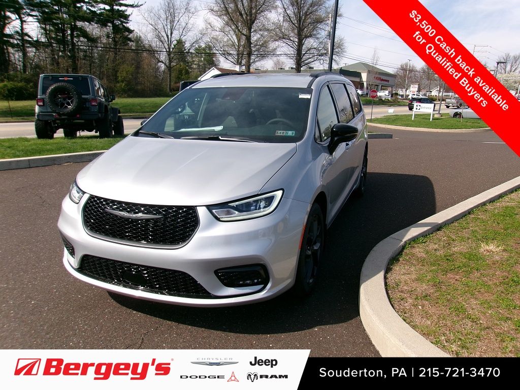 2026 Chrysler Pacifica Select's photo