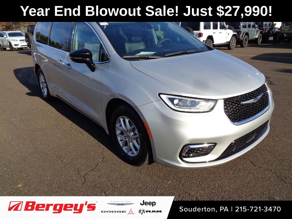 2024 Chrysler Pacifica Touring L's photo