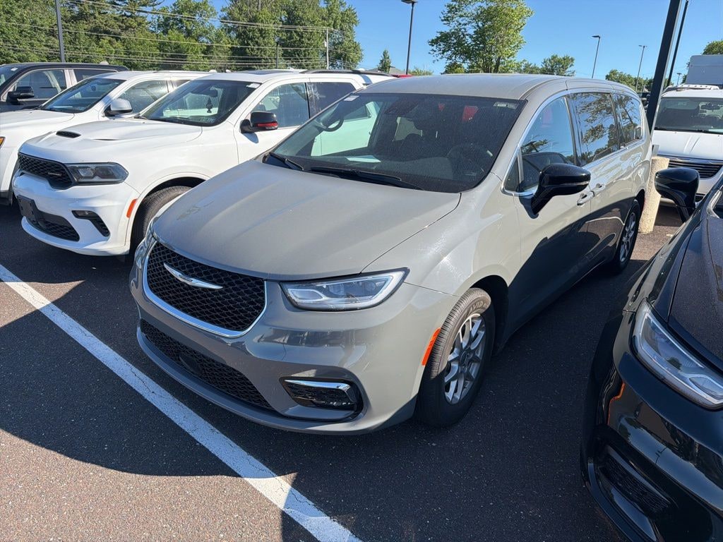 Certified 2025 Chrysler Pacifica Select Minivan/Van