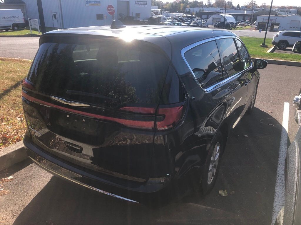 Used 2024 Chrysler Pacifica Touring L Minivan/Van