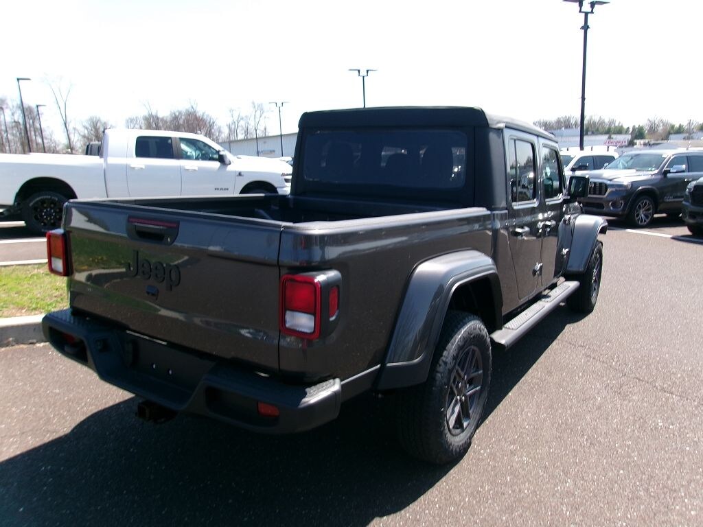New 2026 Jeep Gladiator Sport S Pickup