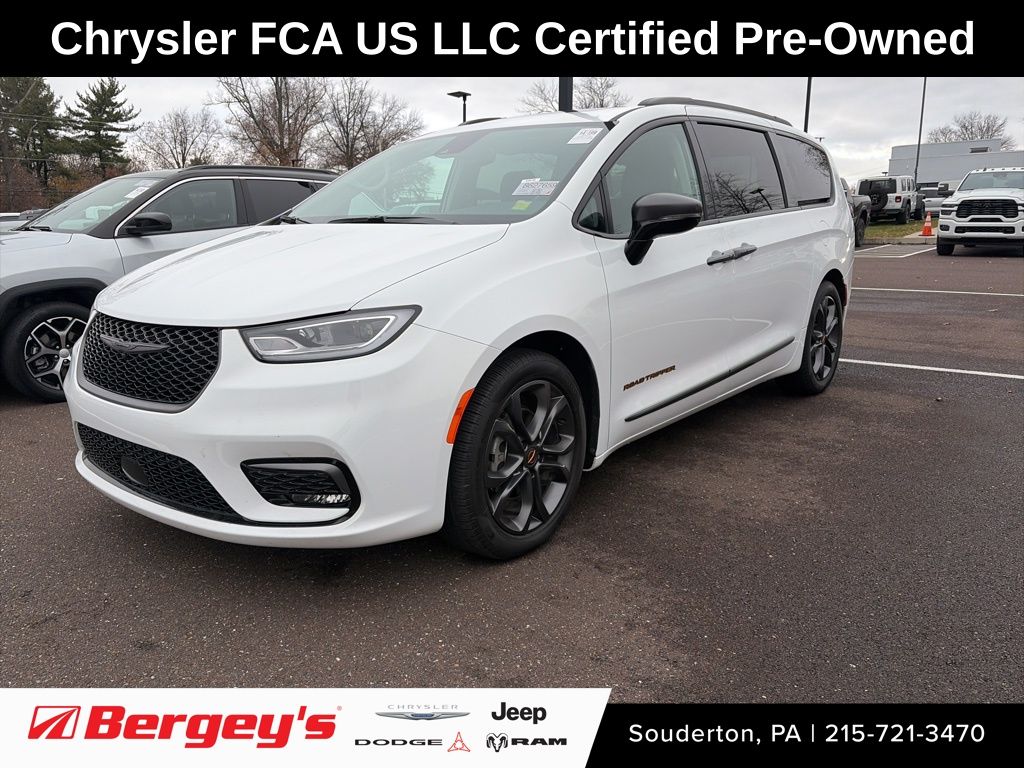 2024 Chrysler Pacifica Touring L's photo