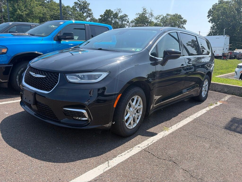 Used 2025 Chrysler Pacifica Select Minivan/Van