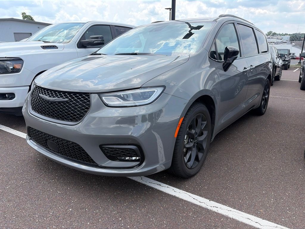 Certified 2025 Chrysler Pacifica Limited Minivan/Van