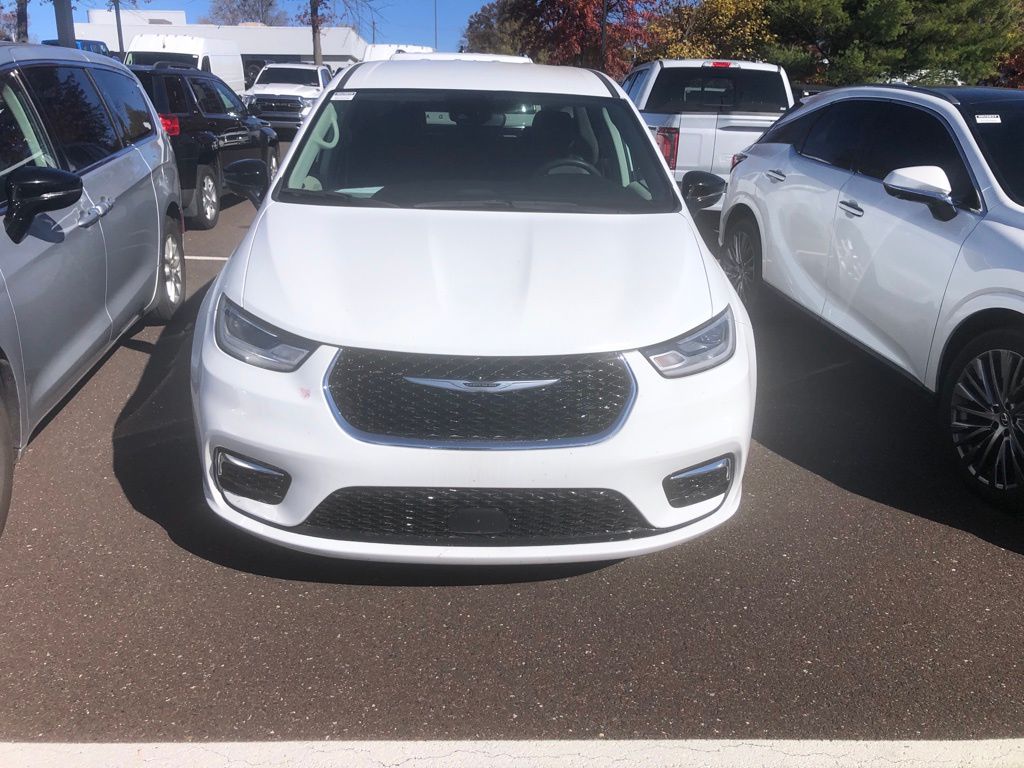 2024 Chrysler Pacifica Touring L photo 4