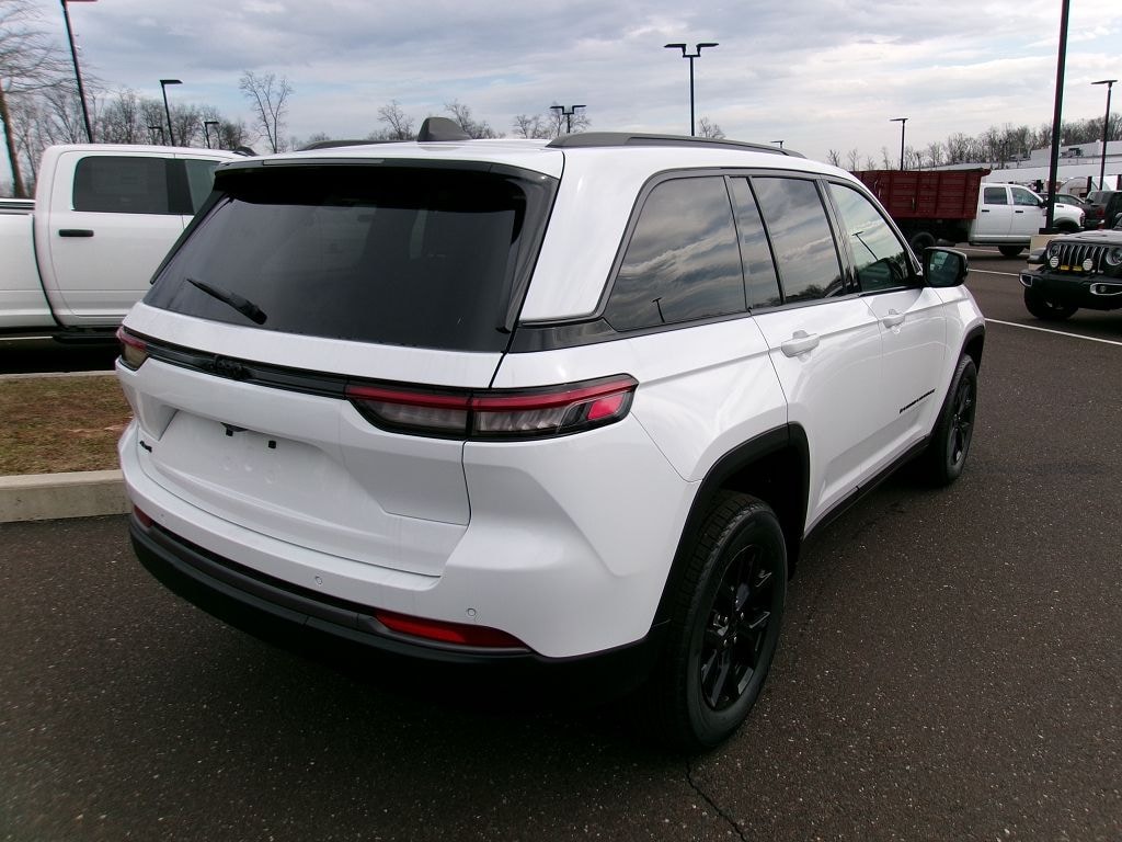 New 2026 Jeep Grand Cherokee Laredo Sport Utility
