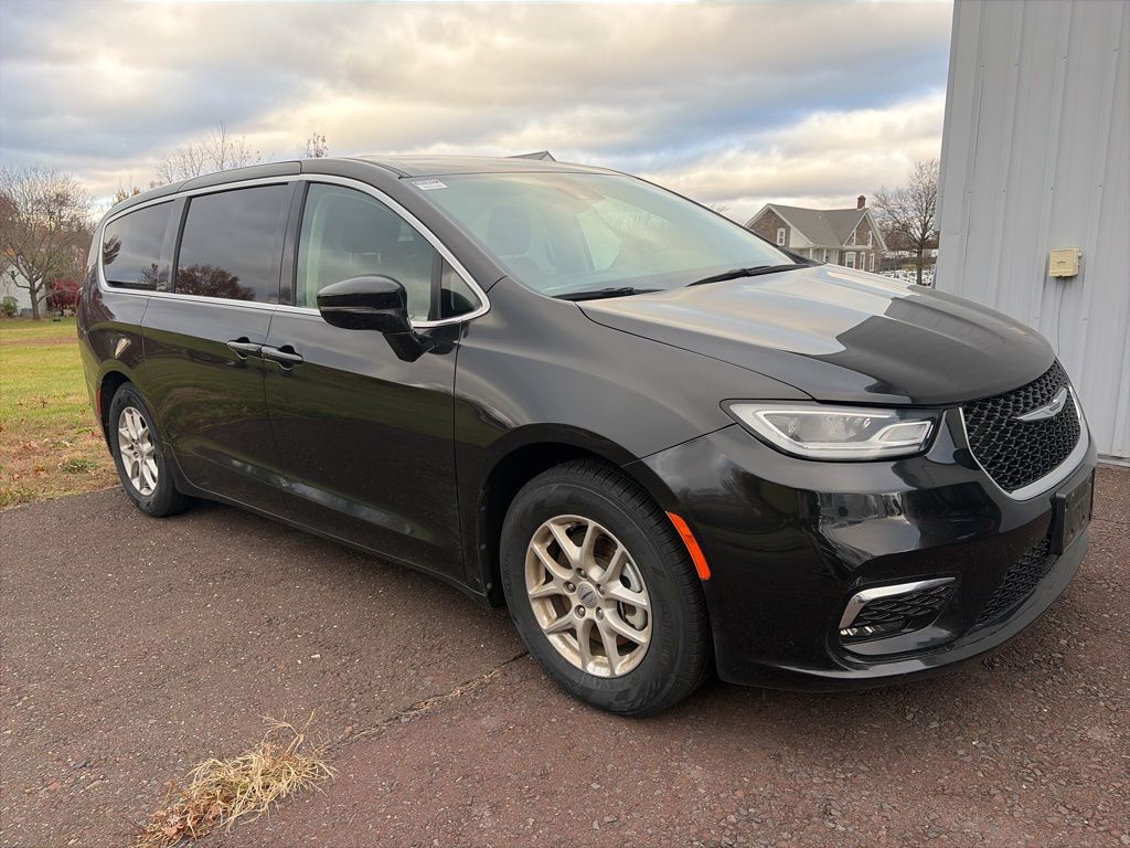 2024 Chrysler Pacifica Touring L photo 3