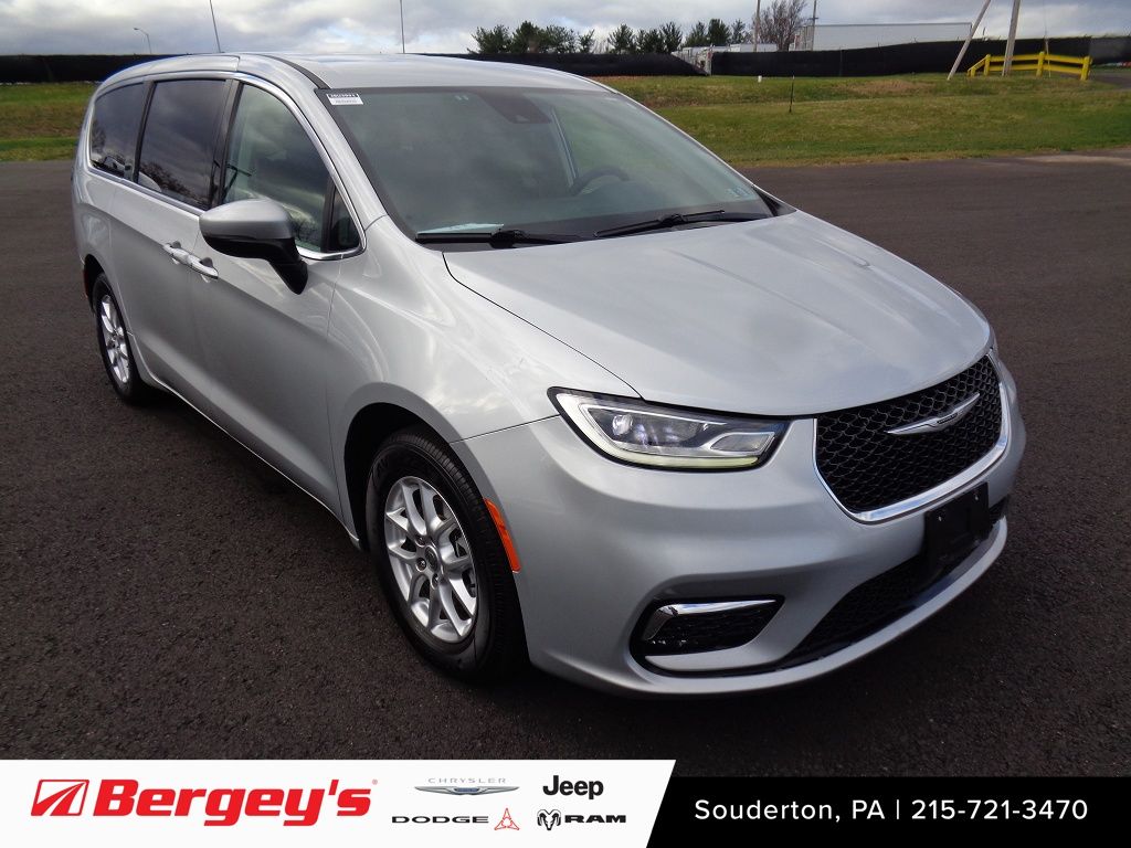 2023 Chrysler Pacifica Touring L's photo