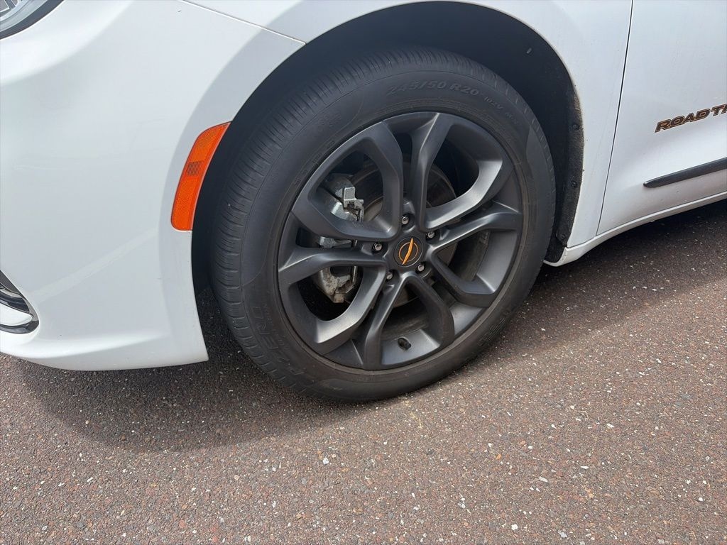 Used 2024 Chrysler Pacifica Touring L Minivan/Van