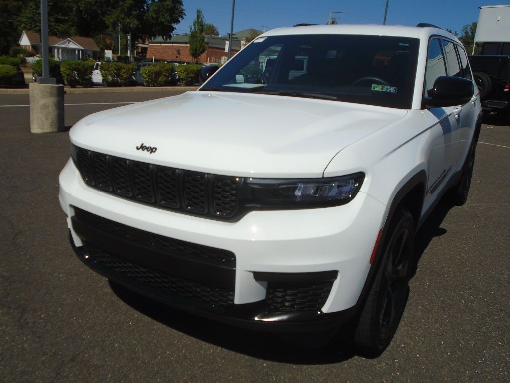 2023 Jeep Grand Cherokee Altitude photo 4