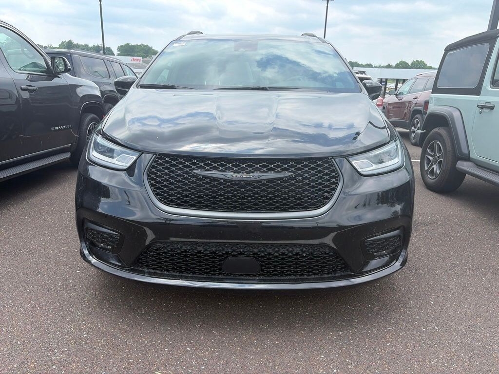 Used 2025 Chrysler Pacifica Limited Minivan/Van