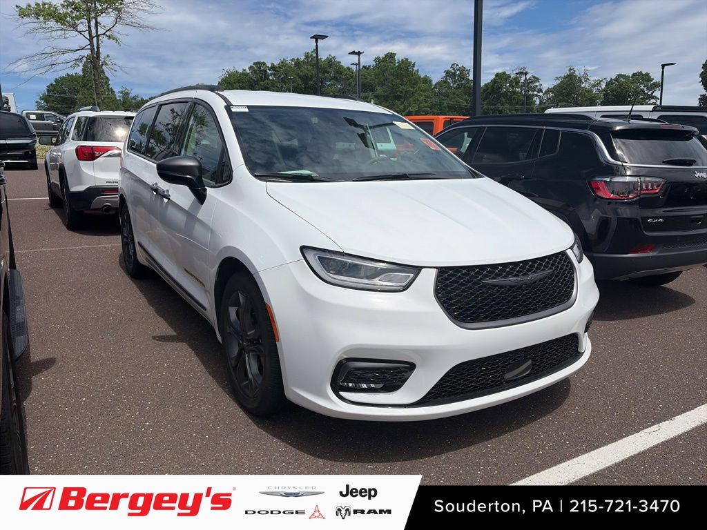 2024 Chrysler Pacifica Touring L's photo