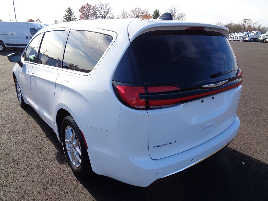 2024 Chrysler Pacifica Touring L photo 3