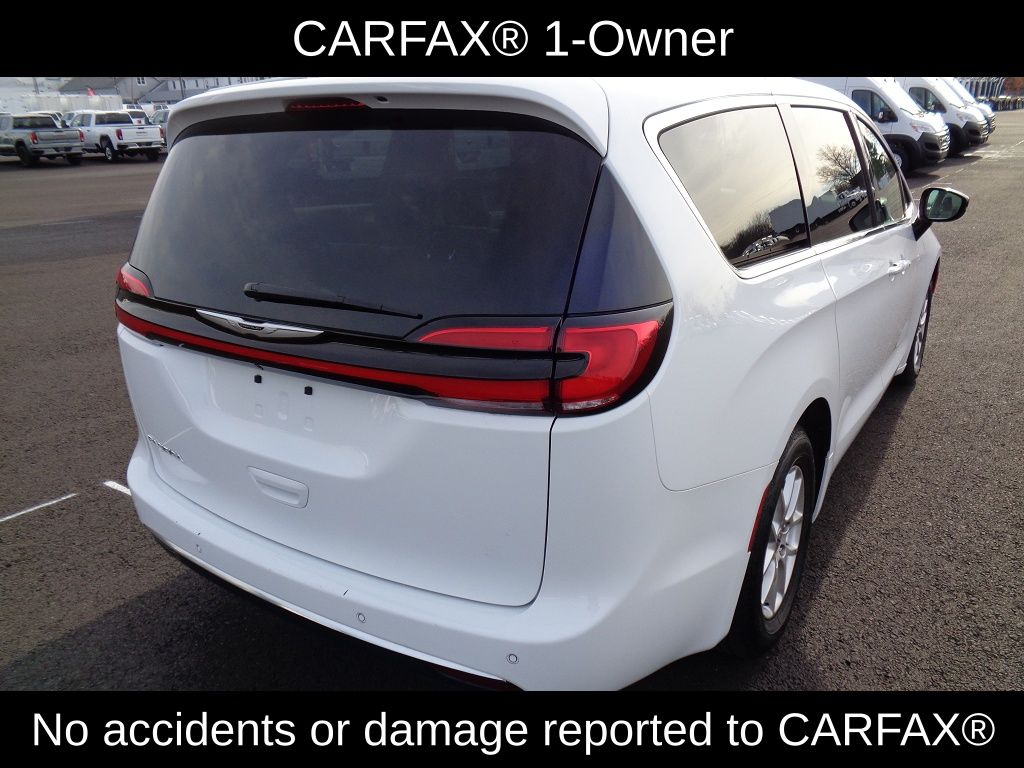 2024 Chrysler Pacifica Touring L photo 2