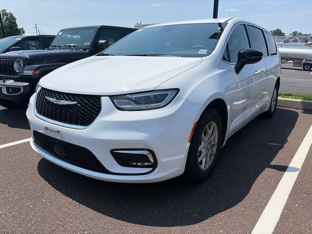 Used 2025 Chrysler Pacifica Select Minivan/Van